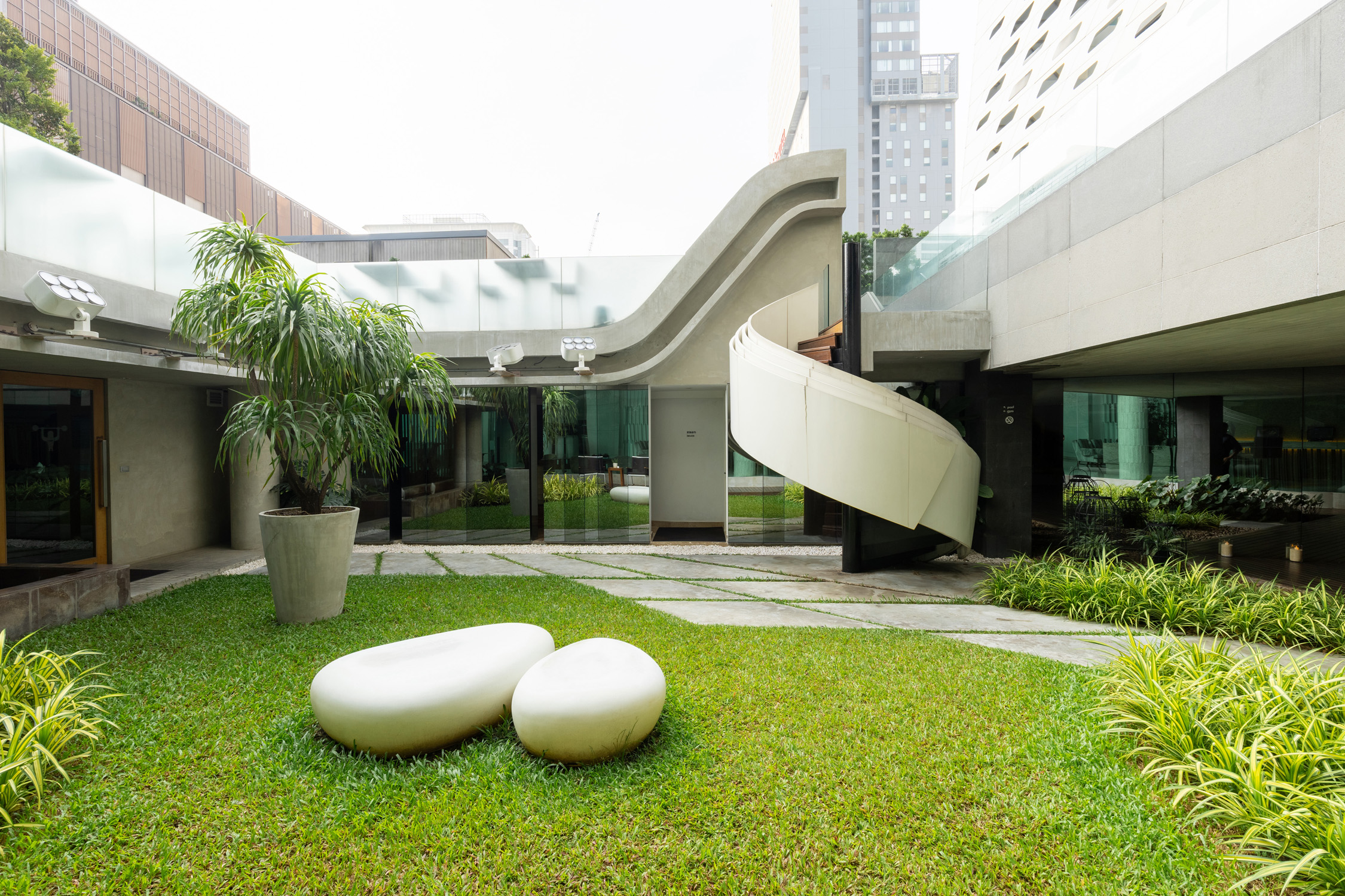 LiT BANGKOK Hotel Exterior (day) 4