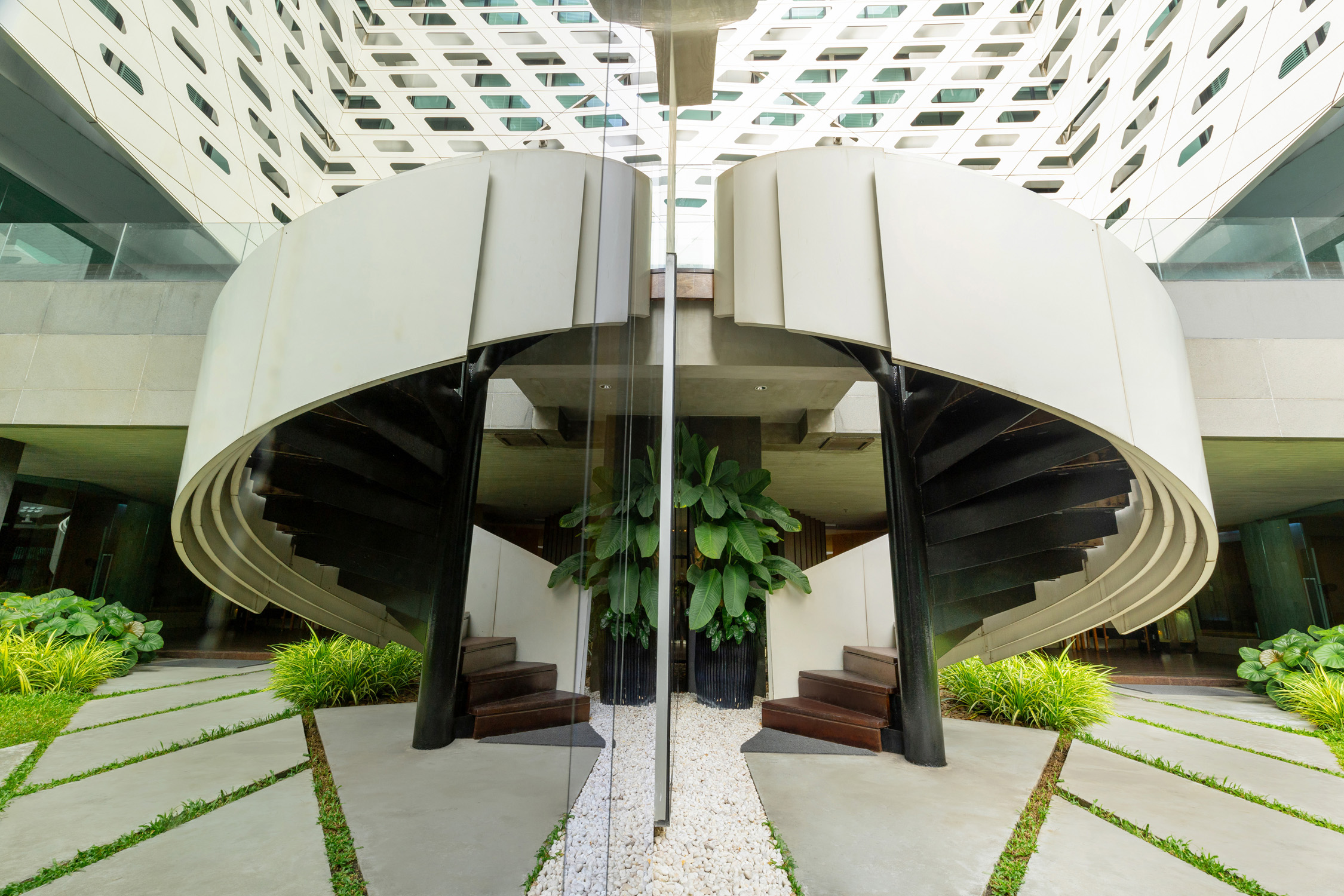 LiT BANGKOK Hotel Exterior (day) 7